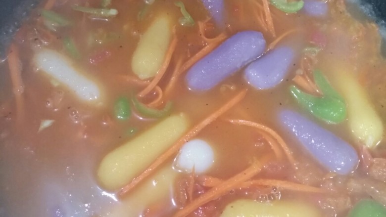 素炒三彩芝士年糕,加水放年糕,开锅5分钟左右,年糕不是冻的可以缩短时间