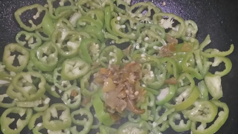 加强版素青椒鸡蛋,断生后放青剁椒,大概30秒,有红的也可以,