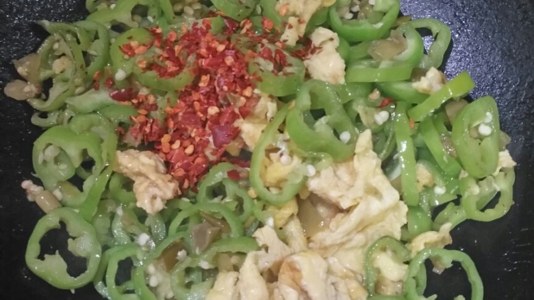 加强版素青椒鸡蛋,然后放鸡蛋,加辣椒面三十秒后加入盐和蔬之鲜出锅