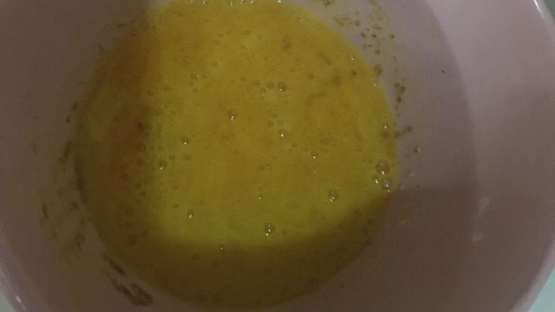 虾仁土司卷,<a style='color:red;display:inline-block;' href='/shicai/ 9'>鸡蛋</a>搅匀，加少许盐