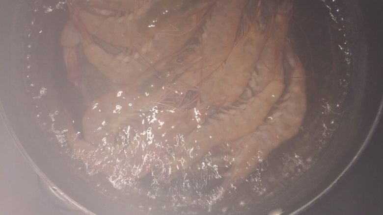 虾仁土司卷,虾煮熟