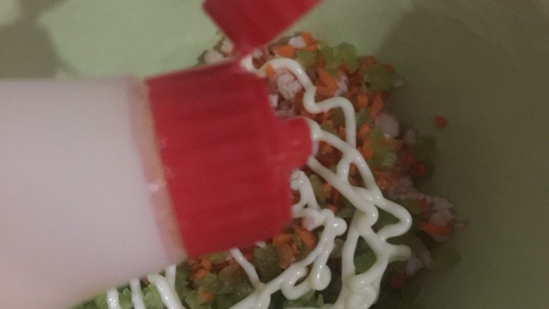 虾仁土司卷,<a style='color:red;display:inline-block;' href='/shicai/ 25'>胡萝卜</a>、<a style='color:red;display:inline-block;' href='/shicai/ 124'>莴笋</a>切碎，加入虾仁丁，拌<a style='color:red;display:inline-block;' href='/shicai/ 4856'>沙拉酱</a>