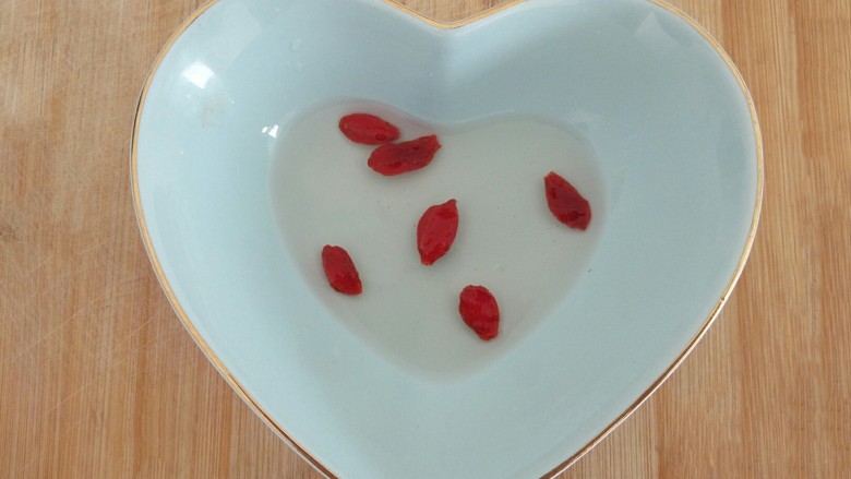 水晶葡萄,快到时间时,<a style='color:red;display:inline-block;' href='/shicai/ 673'>枸杞</a>用温水泡上