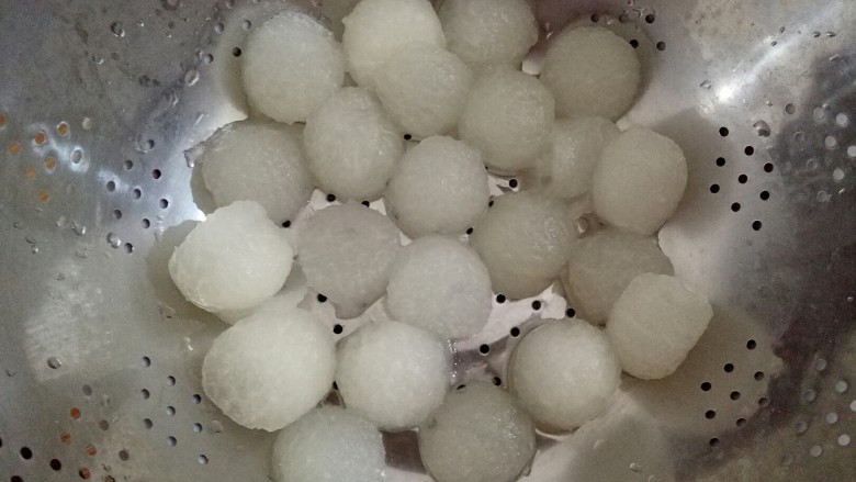 水晶葡萄,捞出过冷水,沥干水分