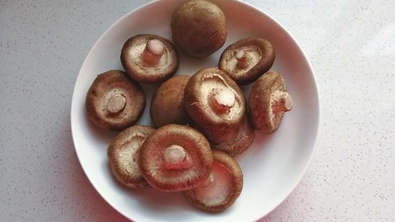 香菇素“鲍鱼”,准备适量新鲜<a style='color:red;display:inline-block;' href='/shicai/ 230'>香菇</a>;