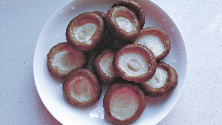 香菇素“鲍鱼”,用剪刀剪去香菇蒂,然后清洗干净;