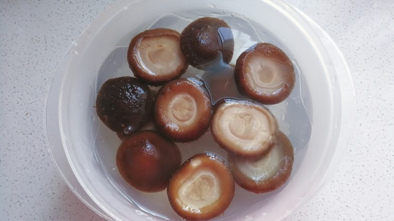 香菇素“鲍鱼”,然后捞起过凉水;