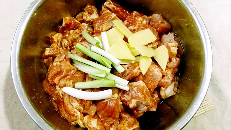 粉蒸排骨,放入葱段、<a style='color:red;display:inline-block;' href='/shicai/ 37'>姜</a>片拌匀,腌渍30分钟