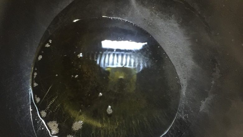 酱香肘子烩土豆盖浇饭,锅中倒入油后烧热