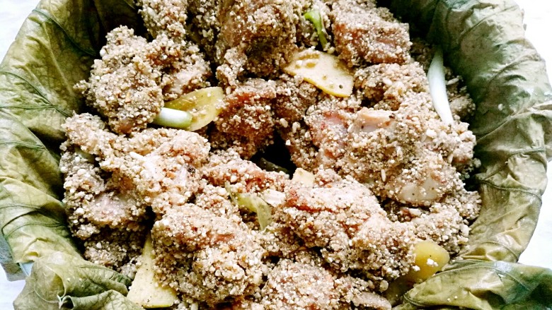 粉蒸排骨,将荷叶铺放在器皿中,码好排骨