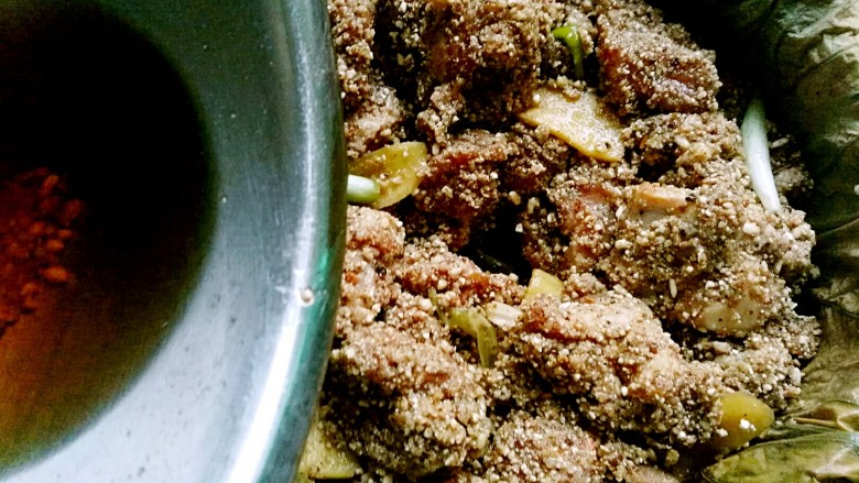 粉蒸排骨,将放排骨的料理盆用半小碗清水涮一下,将水均匀倒在排骨上