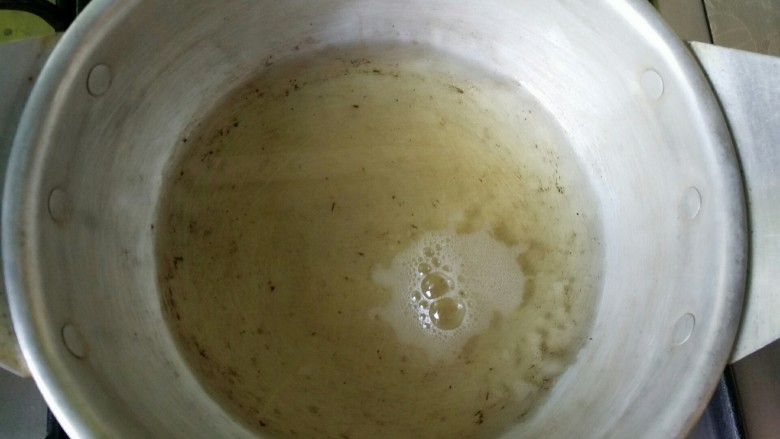 中式点心----雪花照芙蓉,将猪油加热化开