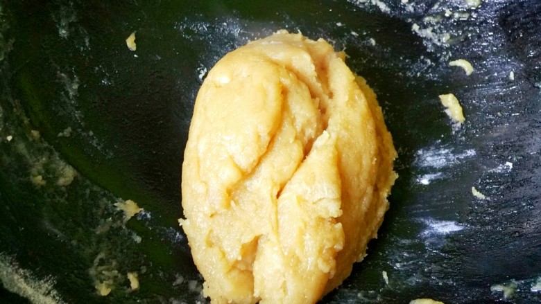 中式点心----雪花照芙蓉,一起用小火慢慢搅匀。
