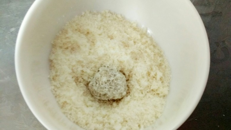 中式点心----雪花照芙蓉,将冷却后的半成品搓成圆子，再放入<a style='color:red;display:inline-block;' href='/shicai/ 630'>椰蓉</a>里滚一圈