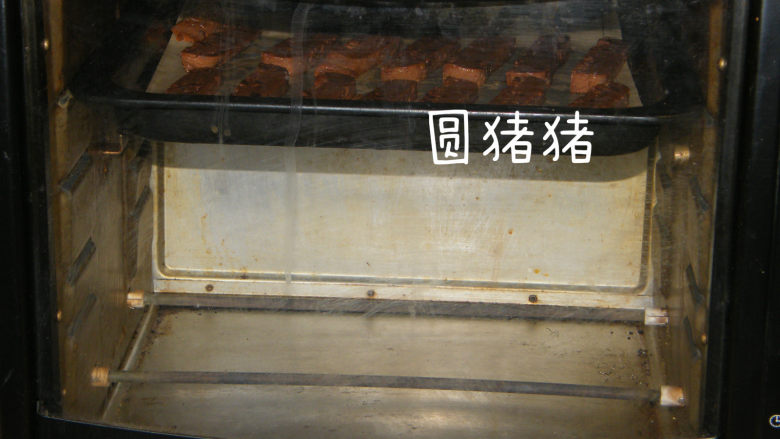 巧克力脆棒,烤箱170度预热,上下火,170度上层15分钟,再转中层150度烤10分钟。