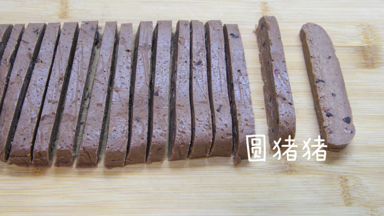 巧克力脆棒,至面团变硬后,切成5mm厚片状。