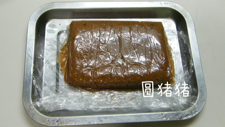 巧克力脆棒,将制好的长方形面团移到方盘上,入冰箱冷冻约20分钟。
