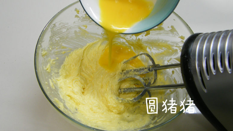 巧克力脆棒,室温<a style='color:red;display:inline-block;' href='/shicai/ 9'>鸡蛋</a>先打散成蛋液,分次少量的加入黄油中,每次需迅速搅打至蛋油完全溶合,方可加入第二次,搅拌好的状态成乳膏状。