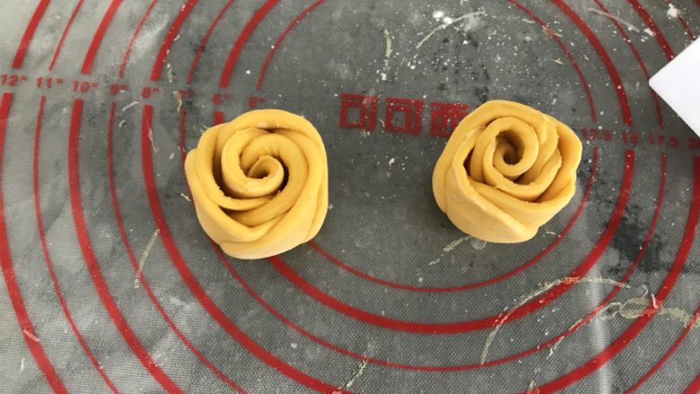 中式点心~玫瑰花馒头(南瓜版),竖起就是两朵花儿了