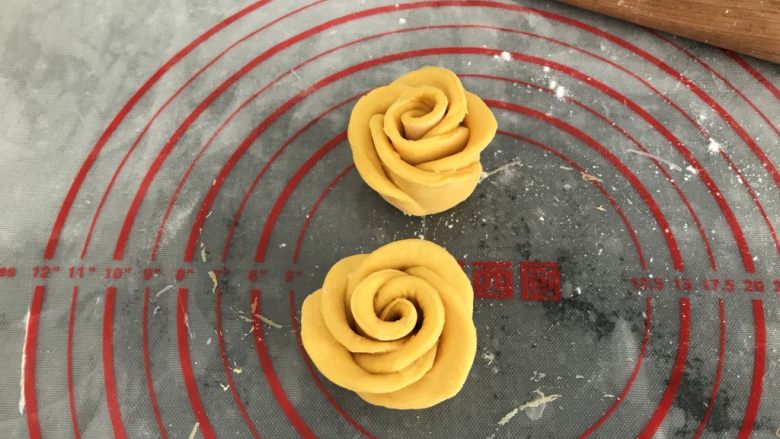 中式点心~玫瑰花馒头(南瓜版),稍微轻轻往外拔一下每片花瓣,是不是更形象了!
整理好放入蒸锅里静置松弛15分钟后开火隔水蒸12分钟