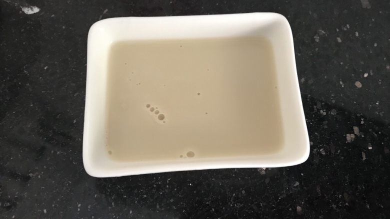 中式点心~玫瑰花馒头(南瓜版),加入少许温水化成酵母液备用(水温不得高于40度,否则会汤死酵母)