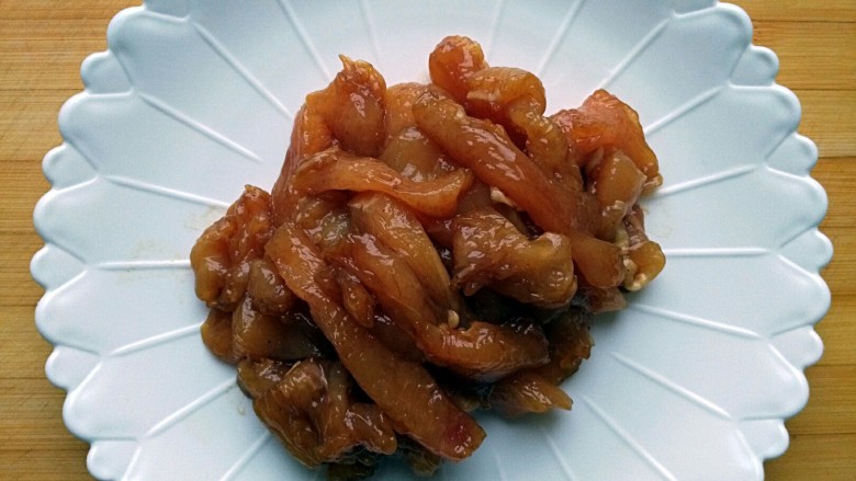 奶香鸡柳(烤箱版),腌制好的鸡胸肉用筷子挑出来
其它丢掉即可
此时预热烤箱,190度
