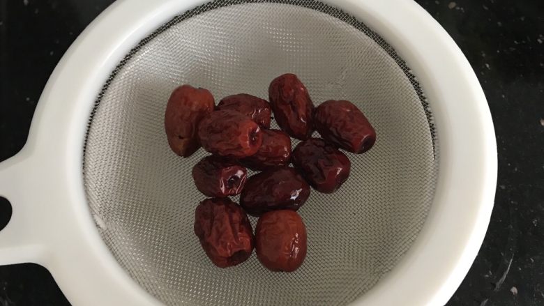 椰子粉葛煲老鸡~秋季滋养汤汤,<a style='color:red;display:inline-block;' href='/shicai/ 2470'>红枣</a>洗干净