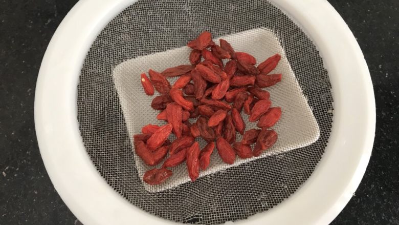 椰子粉葛煲老鸡~秋季滋养汤汤,枸杞子洗干净