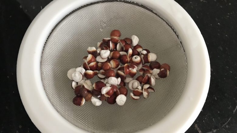 椰子粉葛煲老鸡~秋季滋养汤汤,<a style='color:red;display:inline-block;' href='/shicai/ 502'>芡实</a>洗干净