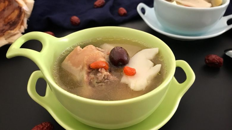 椰子粉葛煲老鸡~秋季滋养汤汤,非常清香,非常润甜,小伙伴们赶紧喝起来哟!