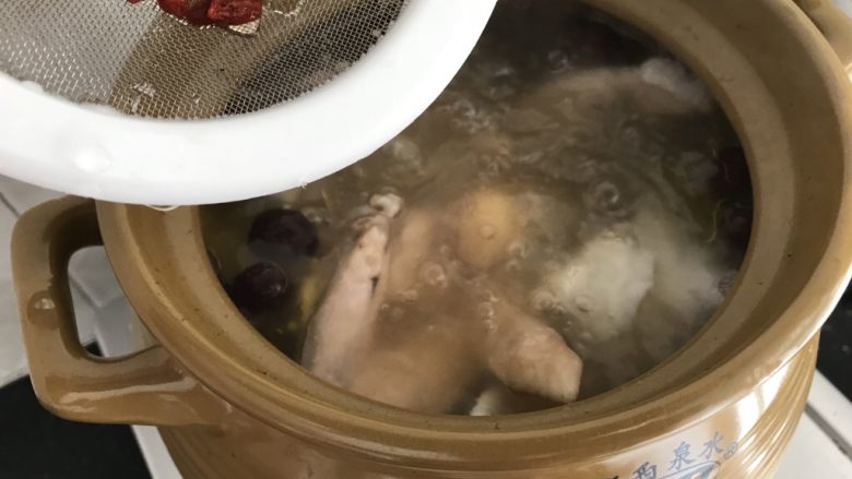 椰子粉葛煲老鸡~秋季滋养汤汤,枸杞子熄火前10分钟加入汤里