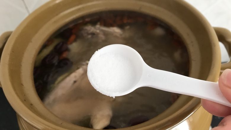 椰子粉葛煲老鸡~秋季滋养汤汤,最后只须加点盐调味就好了
