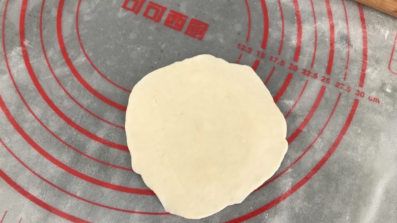 中式点心~猪肉香菇木耳粉丝包,擀开,原谅我真是手笨擀不圆