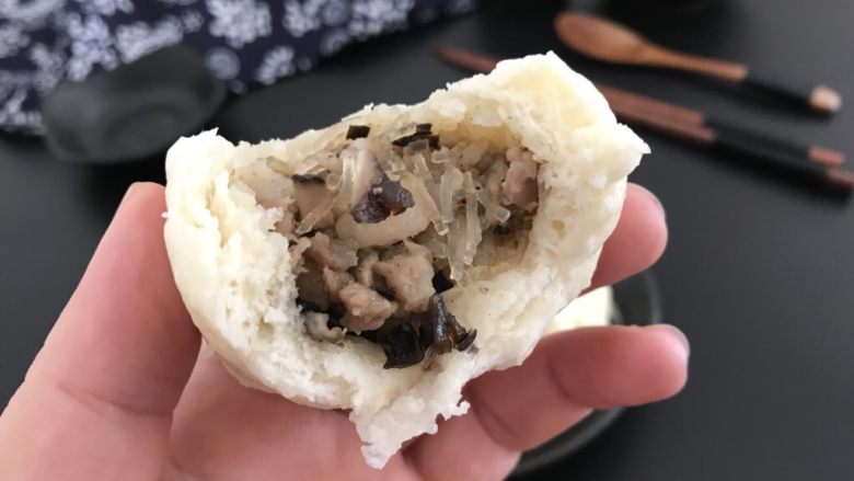 中式点心~猪肉香菇木耳粉丝包,非常美味,我忍不住边吃边拍照