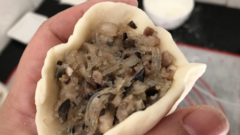 中式点心~猪肉香菇木耳粉丝包,包入炒好的馅