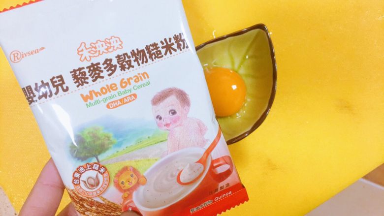 宝宝造型辅食之@@童真的眼睛(藜麦米粉,蛋黄加多种蔬果),然后我们选择一种米粉,我用的是藜麦的糙米粉,都在说藜麦是超级食品,脂肪含量超级低,蛋白质含量特别高。特别适合宝宝。