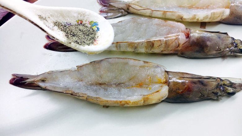 芝士焗大虾,再撒少许黑胡椒碎,腌制10分钟。