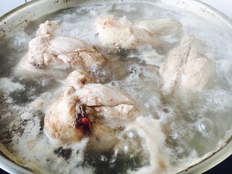 滋补养生 棒骨玉米汤,大火煮开,煮约5分钟左右,然后撇去浮末。
