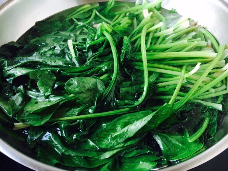 菠菜木耳炒鸡蛋,放入菠菜,煮30秒左右。