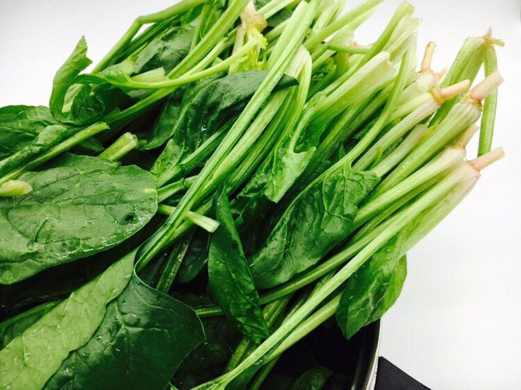 菠菜木耳炒鸡蛋,用清水清洗干净,沥干水分。