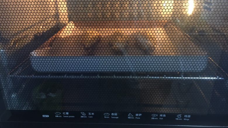 芝士焗大虾,将烤盘放入烤箱中层,上下管加热180度,烤10~15分钟。