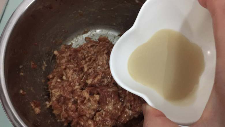 蟹粉鲜肉月饼,再加入适量化开的浓汤宝水,拌匀