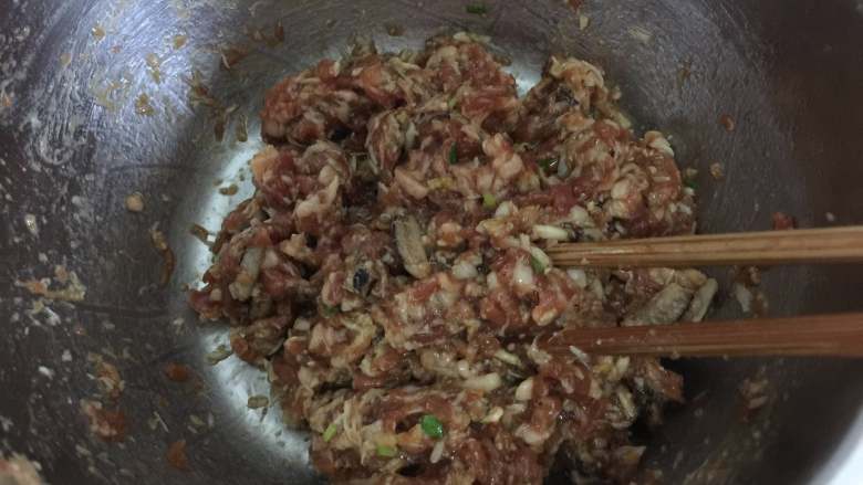 蟹粉鲜肉月饼,按一个方向拌匀后入冰箱冷藏备用