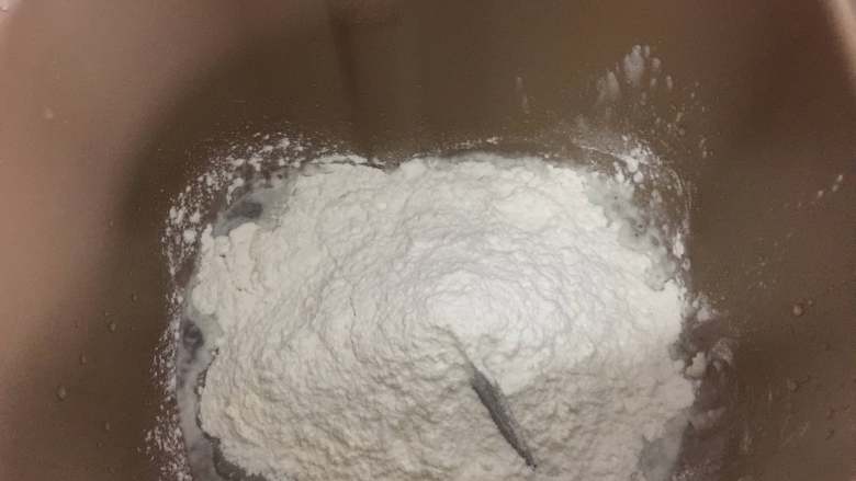 蟹粉鲜肉月饼,制作水油皮:中粉、猪油和热水放入面包机桶里,启动和面功能和面至出筋