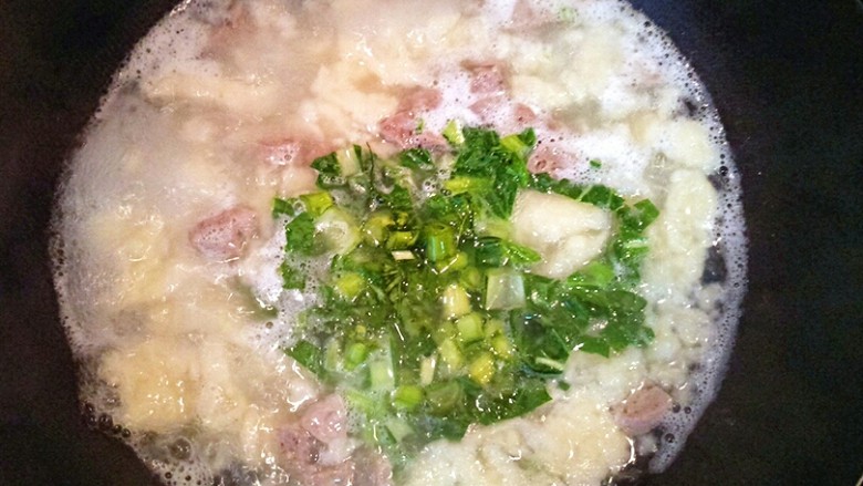 暖心牛肉面疙瘩汤,煮到面疙瘩熟时放入青菜,加入适量的油和盐煮一会。