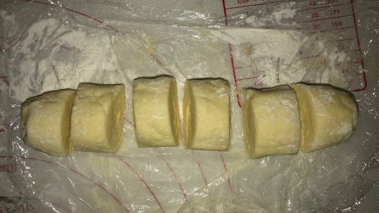 菠萝包,将酥皮取出,如果粘手洒点高粉防粘,分成六份