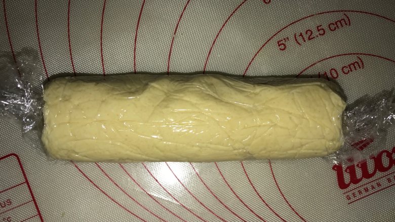 菠萝包,揉成长条,用保鲜膜包裹,放入冰箱冷藏半小时