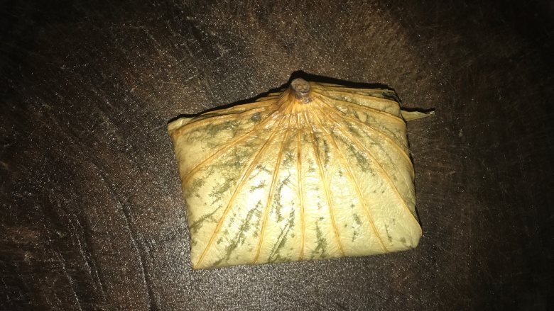 荷香糯米鸡,一共做了十个,下锅蒸20分钟
如果喜欢软绵口感
可以蒸30-40分钟