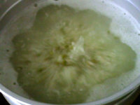 绿豆薏米粥,大火煮开,转小火熬煮,并不时搅动,以免糊锅