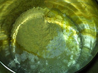 玉米面馒头(冷藏发酵),将所有用料倒入大碗